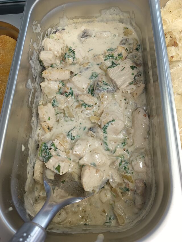 Pierś kurczaka w sosie śmietanowym z pieczarkami