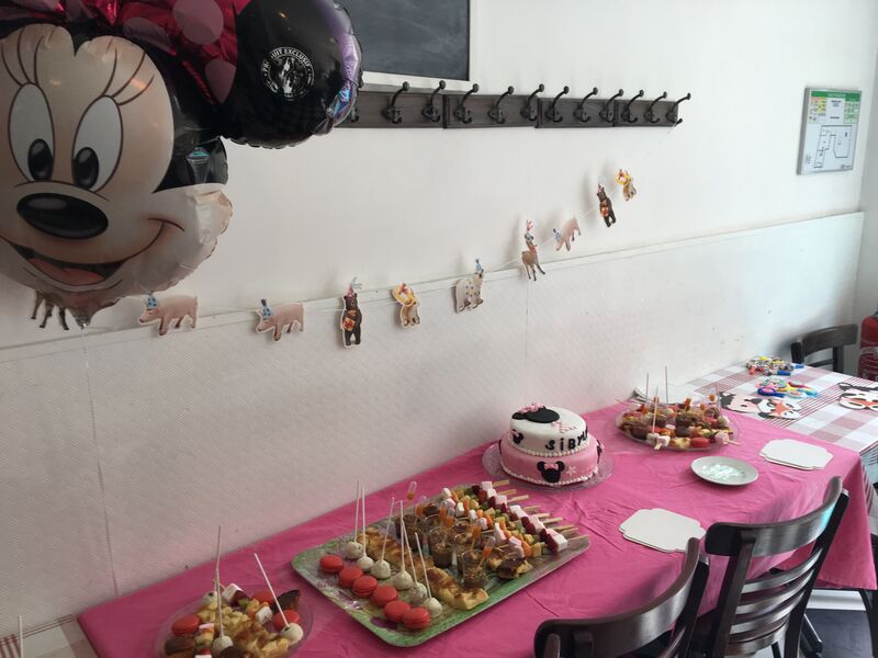 Privatisation de la salle pour un anniversaire Gâteau en pâte a sucre personnalisé et mignardises sucrées