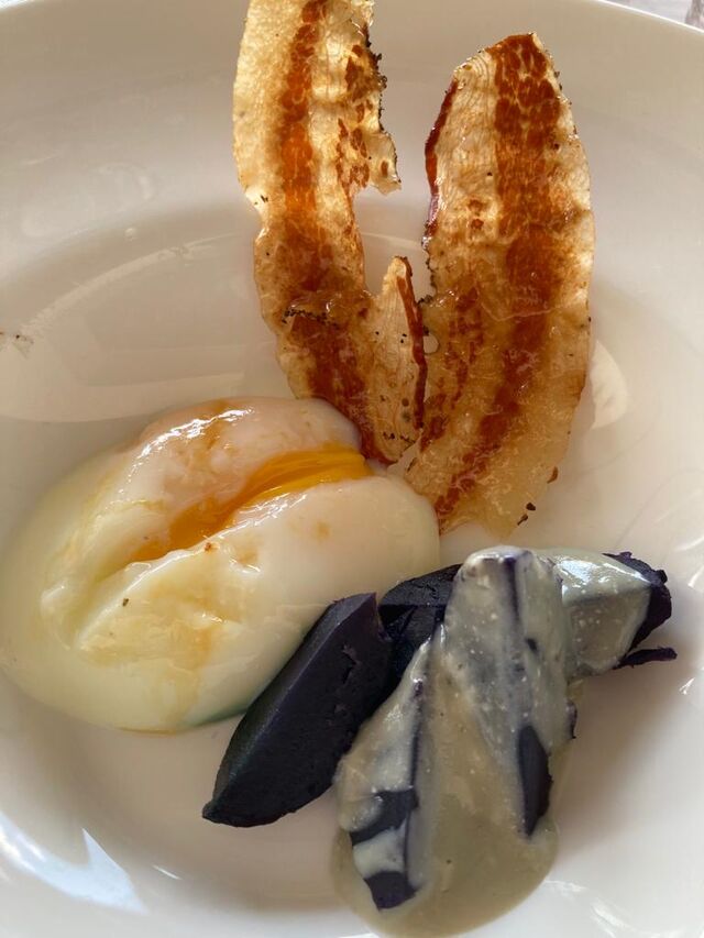 UOVO COTTO AD ULTRASUONI CON FONDUTA DI FORMAGGI E PATATE VIOLA....AL PROFUMO DI BACON 