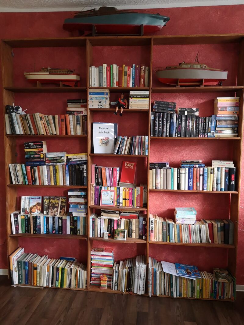 Unsere Tausch- und Schmökerecke. Ein Buch mitbringen und gegen ein anderes eintauschen.
