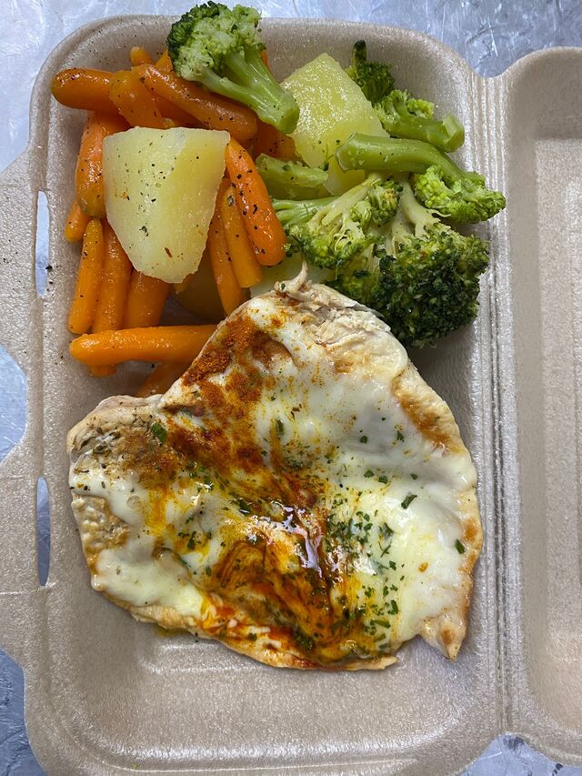 Piept de pui la grătar (gratinat cu cașcaval) cu garnitură de legume la abur 