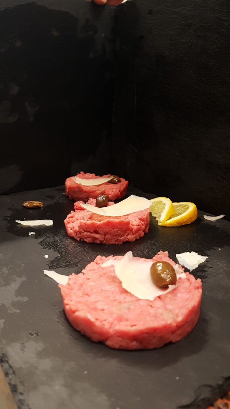 Carne cruda con olio taggiasco e scaglie di parmigiano reggiano 