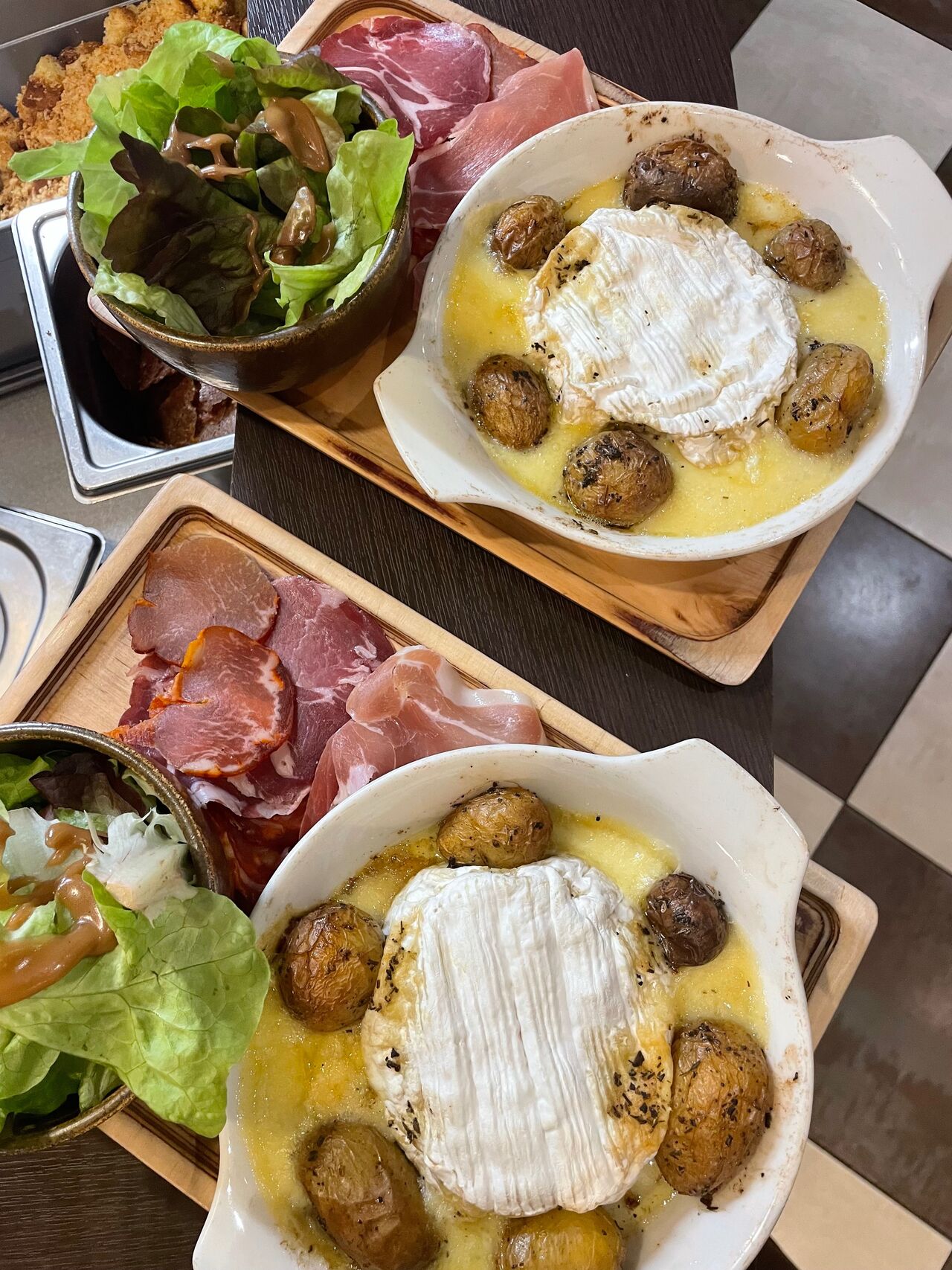 Camembert rôti, charcuteries & pdt grenaille