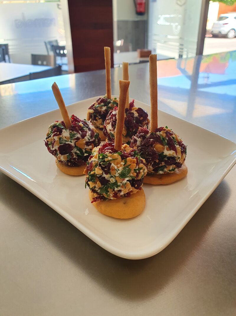 Bolitas de queso envueltas en arándanos y cacahuetes 