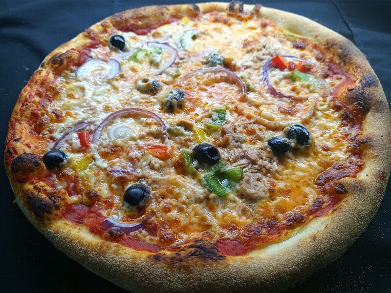 LA THON: Mozzarella, thon, capres, oignons, poivrons, olives 15€