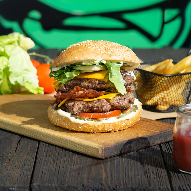 D-BURGER, czyli podwójne mięso, podwójny ser, podwójny bekon, a do tego standardowo pomidor, cebula, sałata i ogórek kiszony.