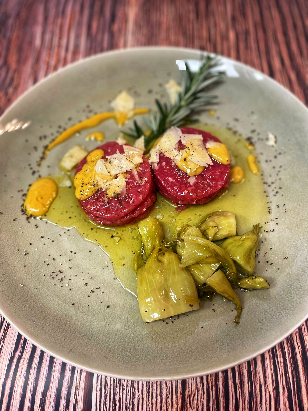 tartare aus Fassona mit puntatelle und parmesan 