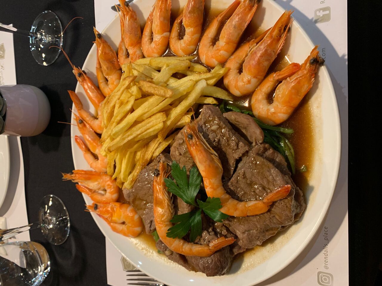 Entrecôte com gambas e molho de abacate