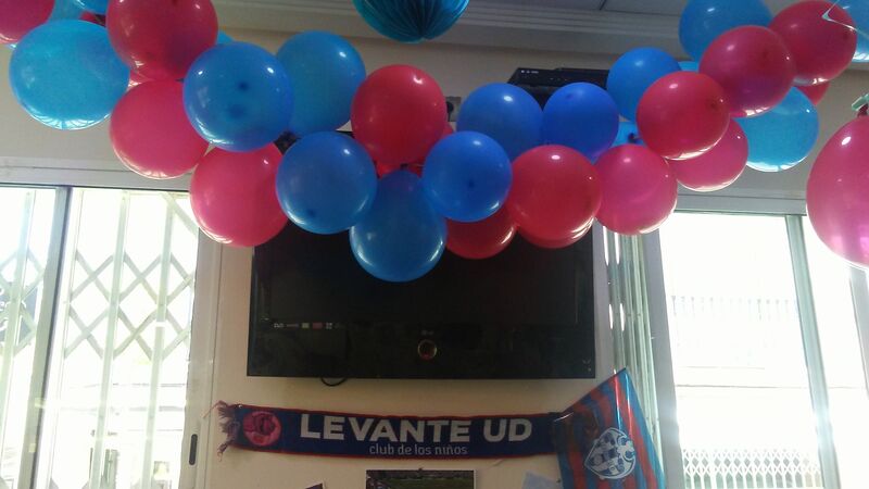 Eres futbolero, en Tots te decoramos tu cumple con los colores de tu equipo. Tenemos el corazón partido. 