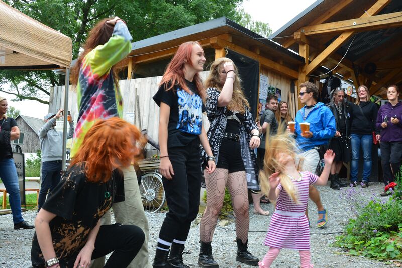 IV.ROCK FEST
https://youtu.be/QS8hywyahyY