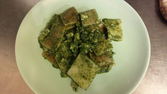 Testaroli ( prodotto tipico della Lunigiana )pesto e gamberi 