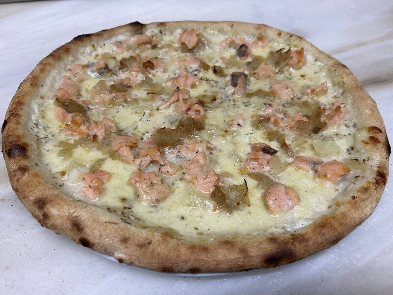 Crème fraîche, saumon, citron frais, mozzarella, origan 15,90€