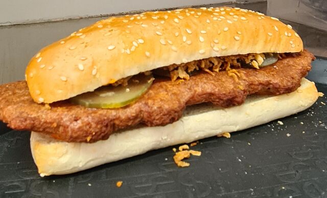BICKY RIB
Viande de poulet/bœuf et porc avec poivrons, pain sésame, oignons frits, concombres à l'aigre douce, sauce burger 
