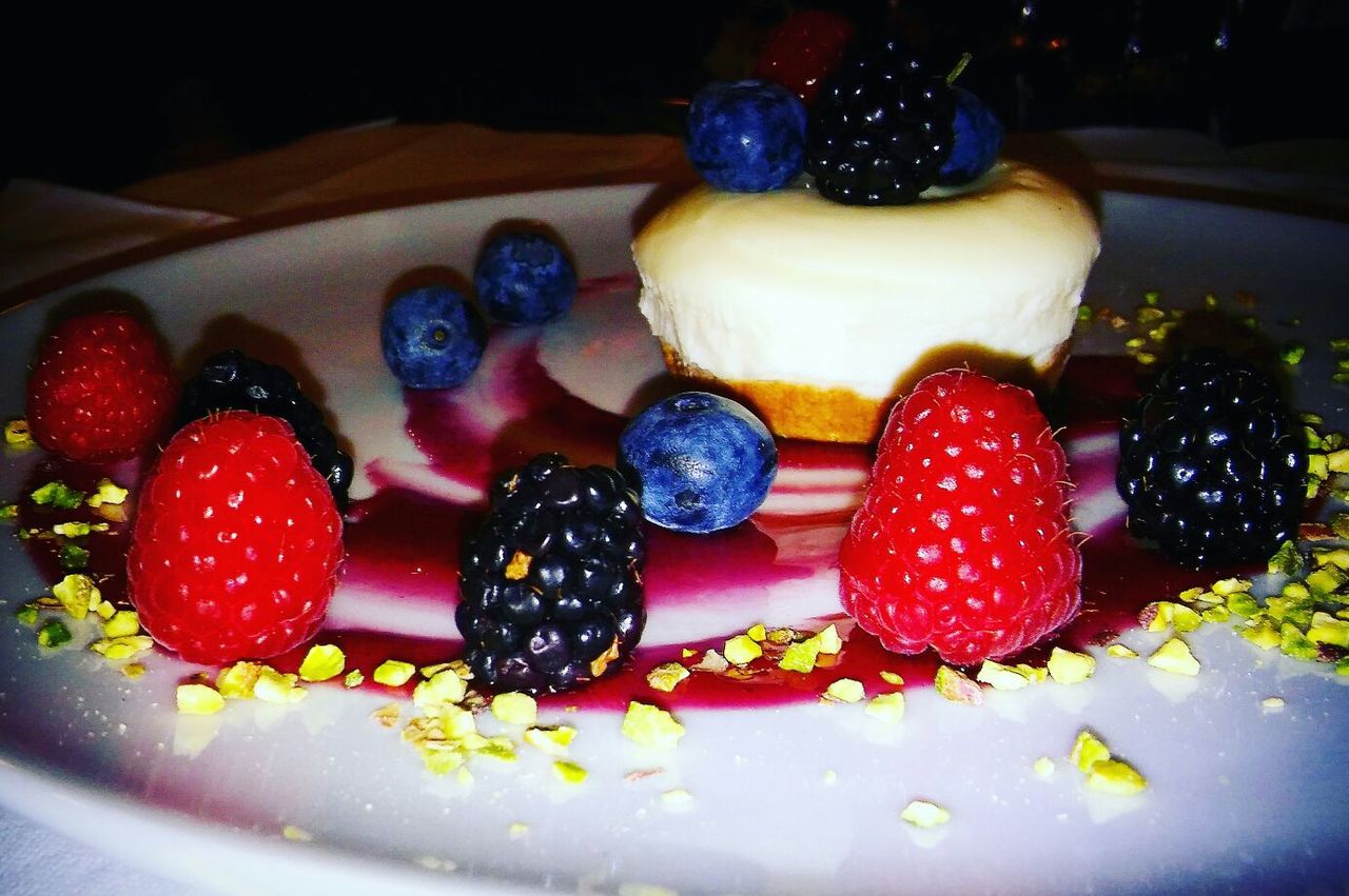 Dolci creati dal nostro Chef, come la nostra cheesecake ai frutti di bosco.