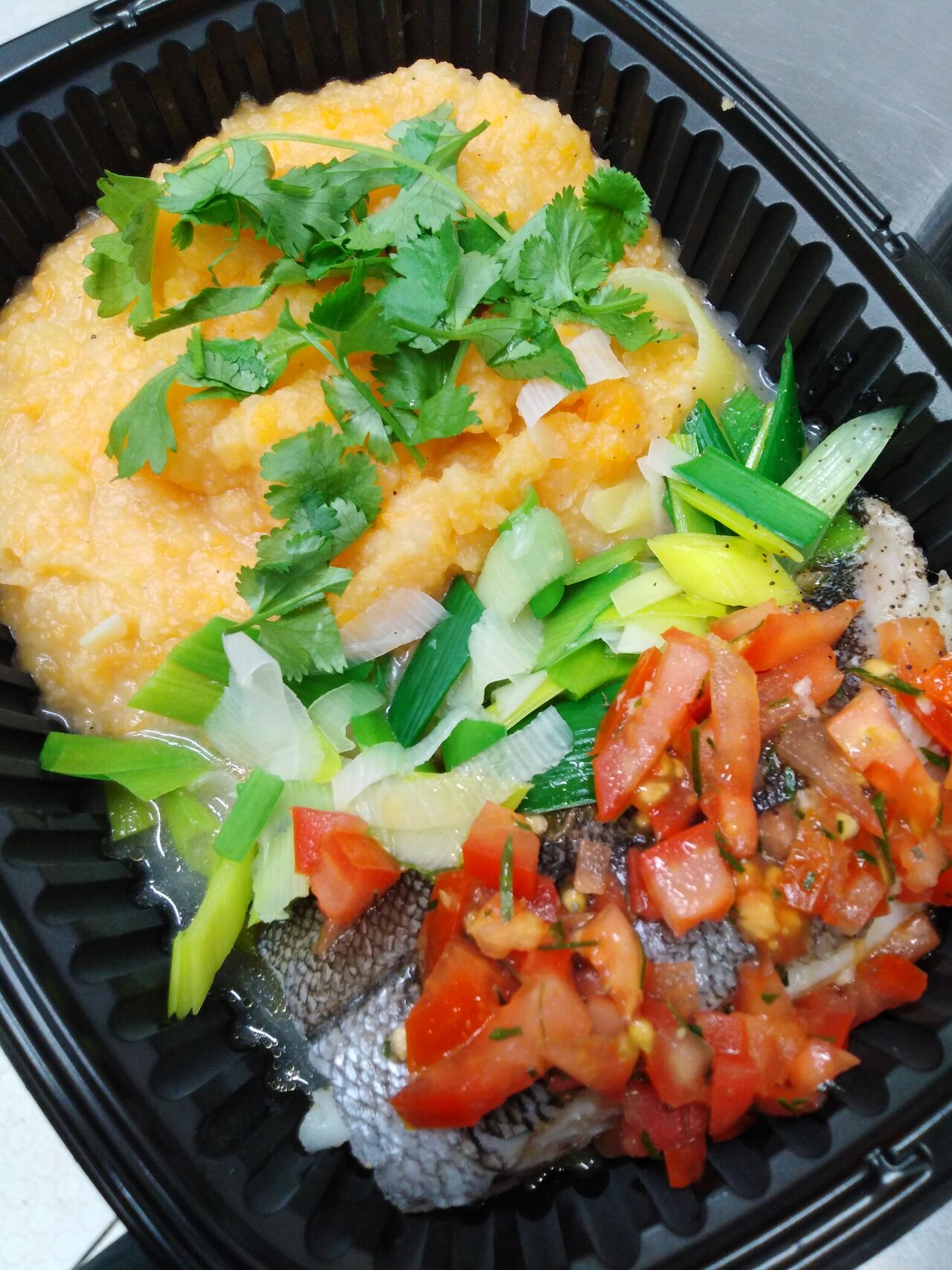 Plat du jour
Pavé de merlu poché, rougail au citron vert, écrasé de patate douce a la coco râpée et poireaux croquant
8.50 €