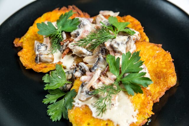 Картопляні оладки з беконом, грибами та вершками.