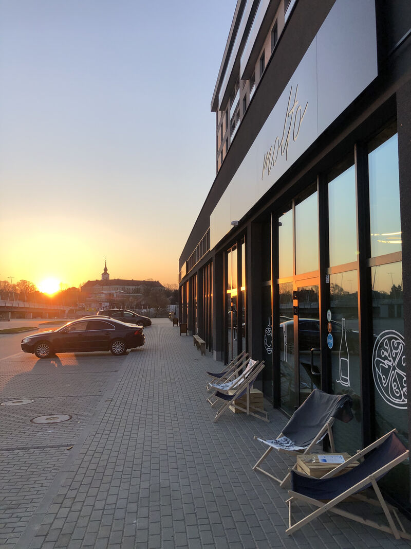 Widok z zewnątrz Restauracji 