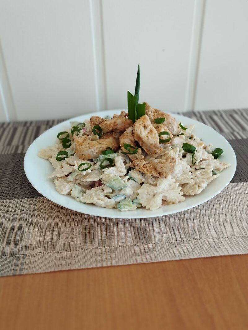 Těstovinový salát s kuřecím masem 1