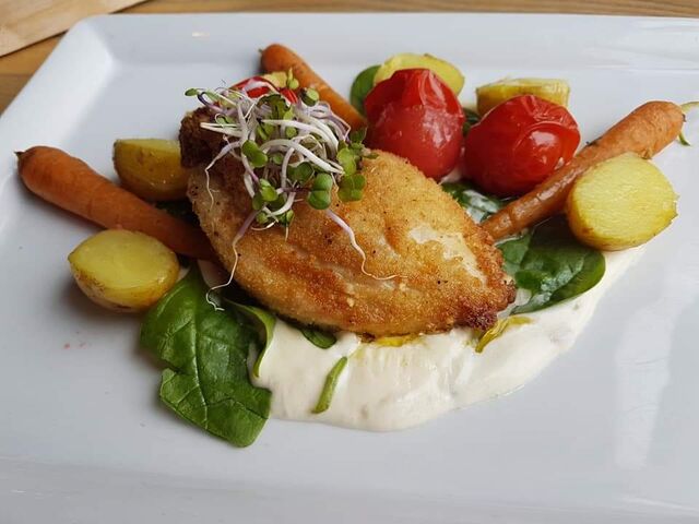 Hähnchenbrust im Parmesanmantel mit kleinen Kartoffeln frischem Spinat und Zitronensosse