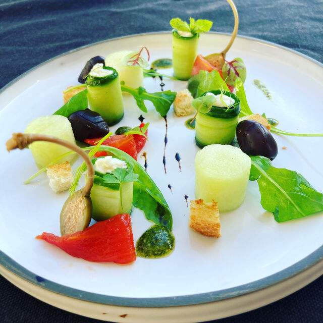 Un plat léger, fraîcheur d'été : concombre, brousse de brebis, melon, pistou de menthe et tomates confites.