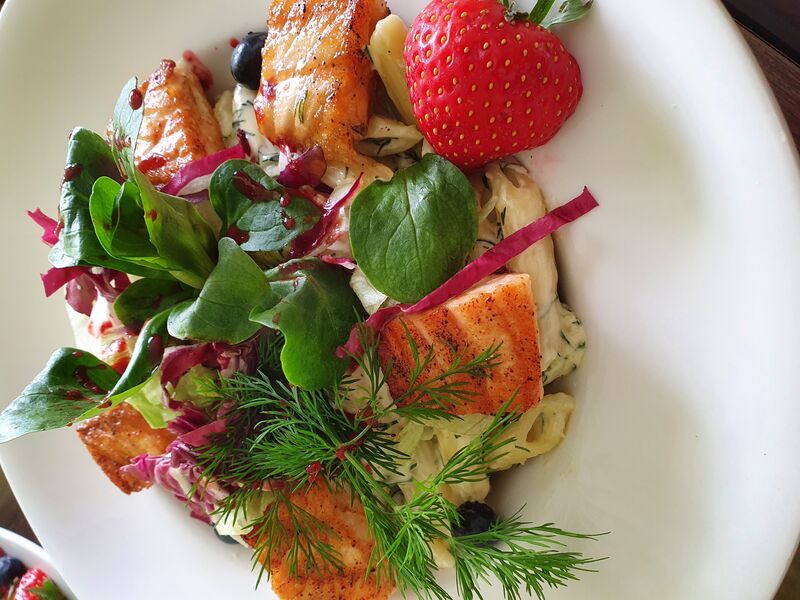 Penne mit Dillrahm und gebratenem Fisch