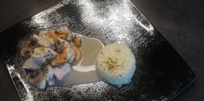 Blanquette de la mer sauce aux moules, riz thaï