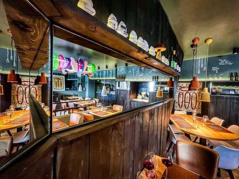 Le décor authentique, tendance et l’ambiance cocoon vous invitent à un moment de détente, agrémenté de découvertes culinaires.