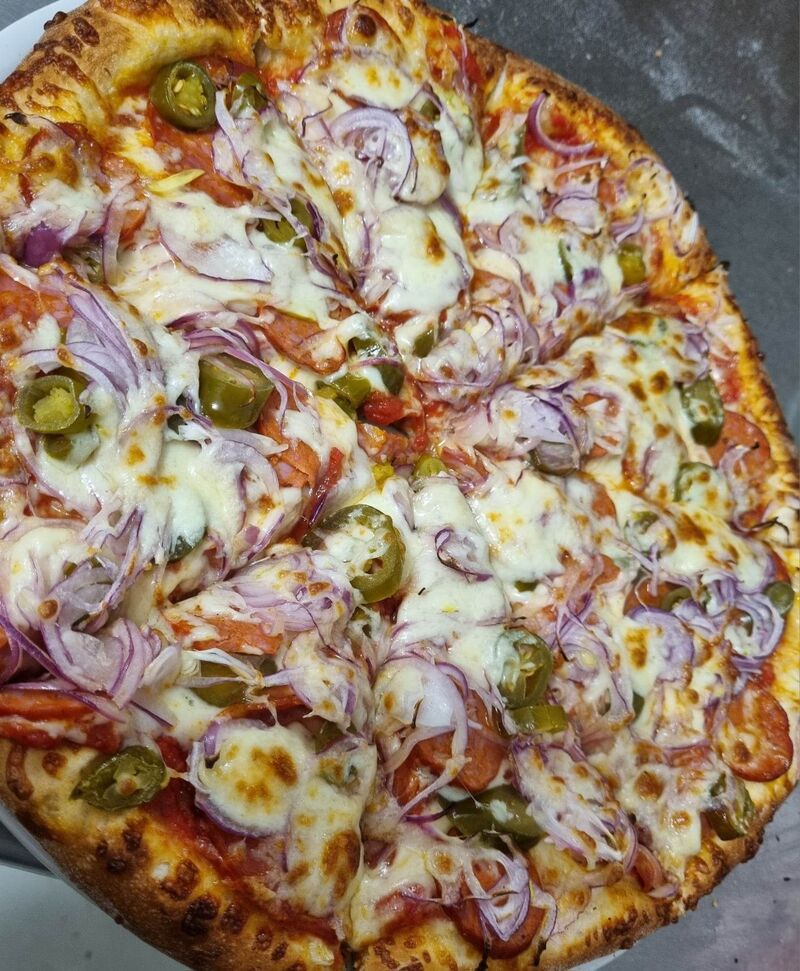 Mexická Pizza - 219,- kč - Rajčatová omáčka pálivá, chorizo, pálivá klobása, jalapenos, červená cibule, mozzarella