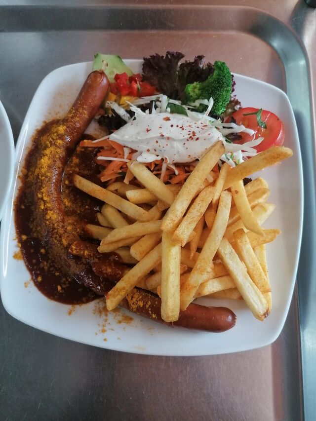 Currywurst oder Bratwurst mit Pommes und Salat 