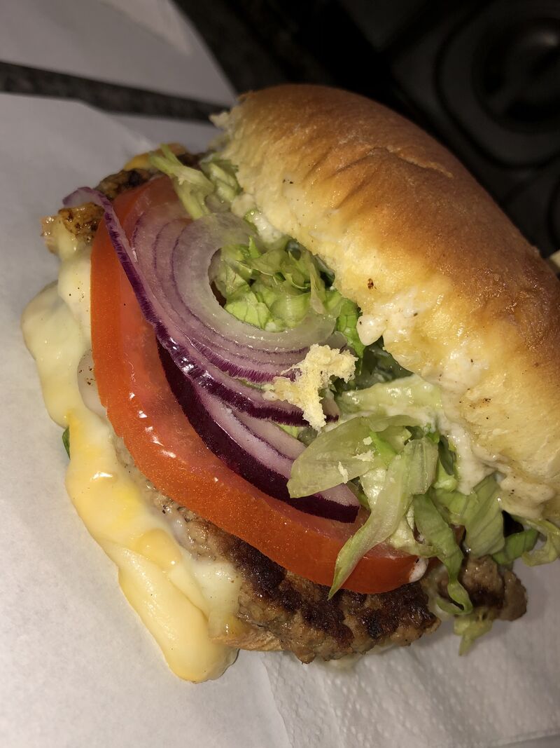 Burger Nordic:
Pain Burger, Salade Tomate, Oignon Jaune, Steak de Bœuf, Cheddar, Raclette de Fromage, Cornichon, Sauce Fromagère