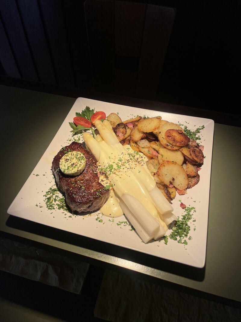 Rumpsteak an Spargel dazu Bratkartoffeln