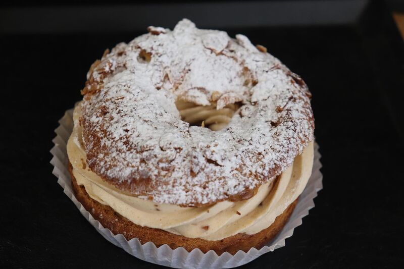 Le Paris-Brest (pâte à choux, crème mousseline pralinée parsemé d'amande)