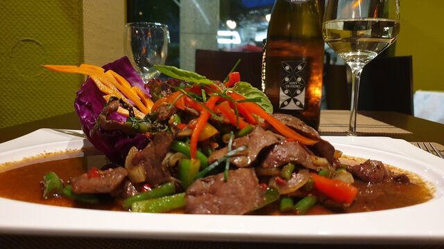 Kalbsleber mit scharfem Thai Basilikum.