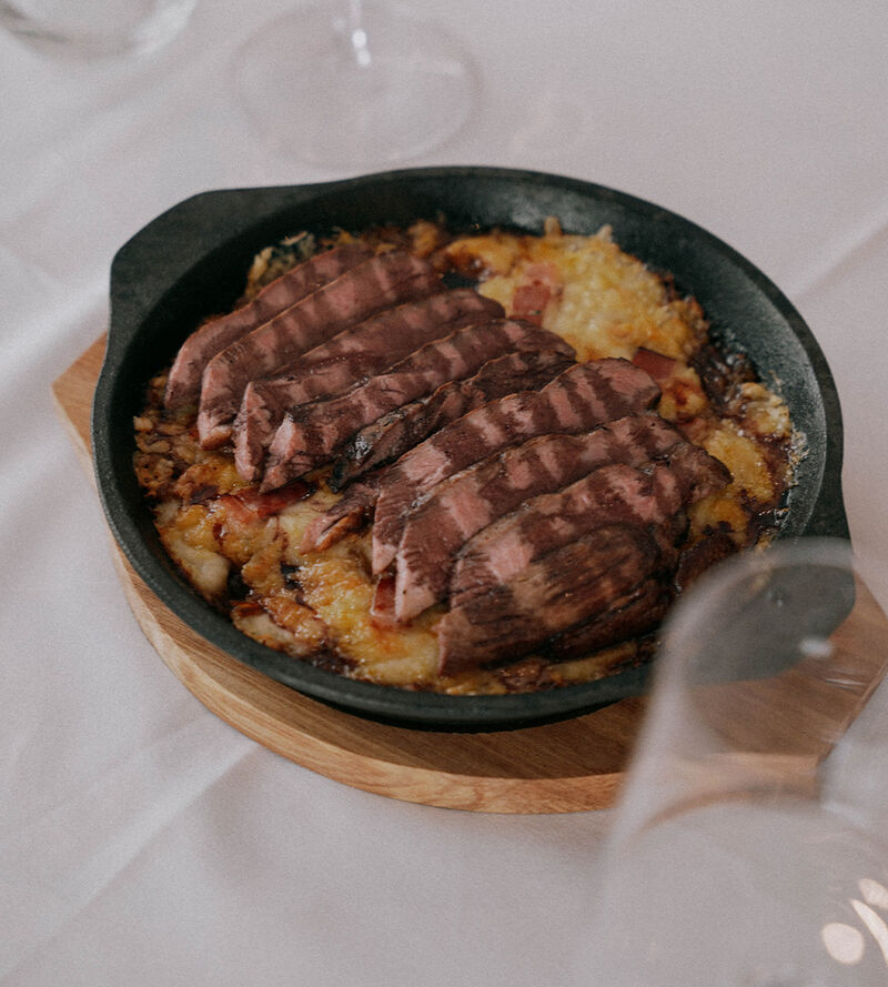 Bife grelhado suculento com acompanhamento no Restaurante em Guimarães 10 de Julho
