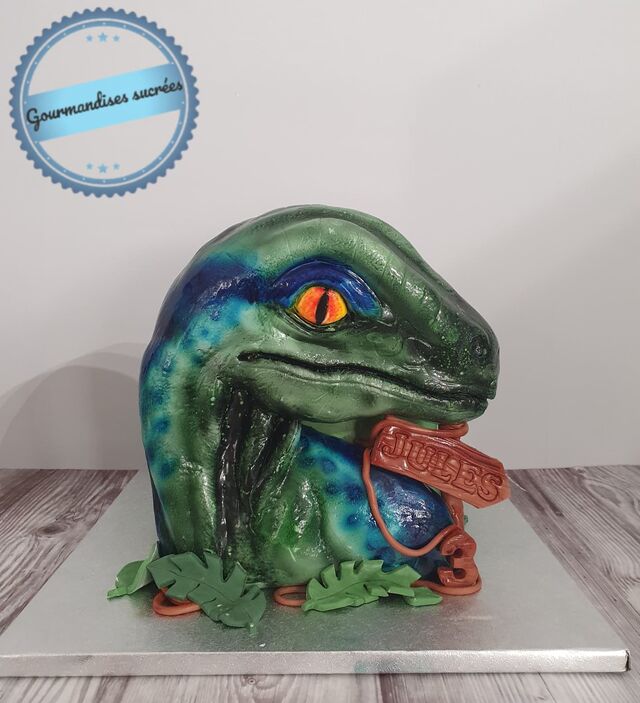 Dinosaure modelé en pâte à sucre et peint à la main et aérographe