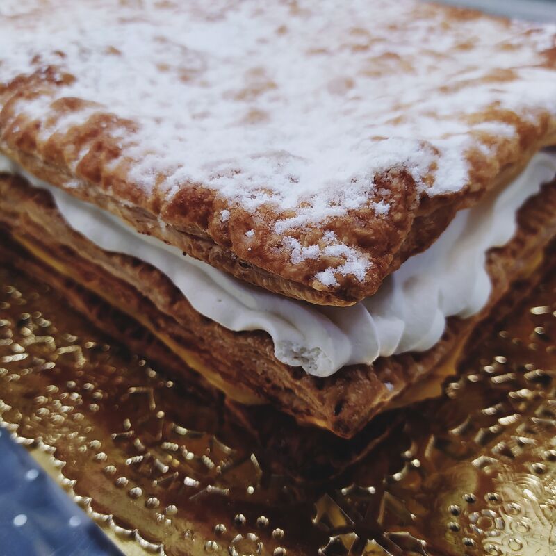 Milhojas de crema pastelera y nata montada.
