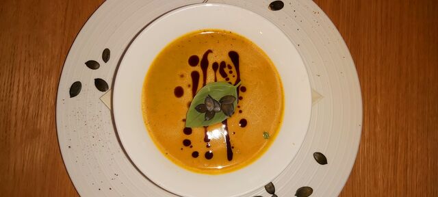 Kürbissüppchen mit steirischem Kernöl und Kernen 
