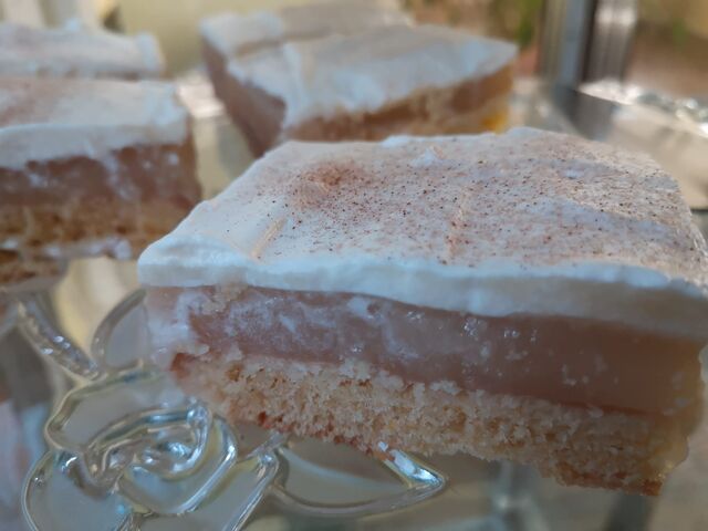 Hausgemachter Sonntagskuchen - gedeckte Apfelmußschnitte