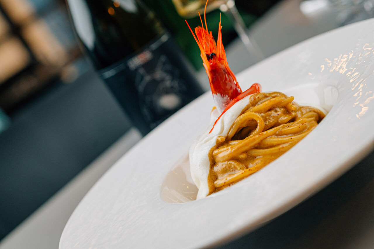 SPAGHETTINI AL PESTO DI PISTACCHIO
crema di caprino e gambero rosso