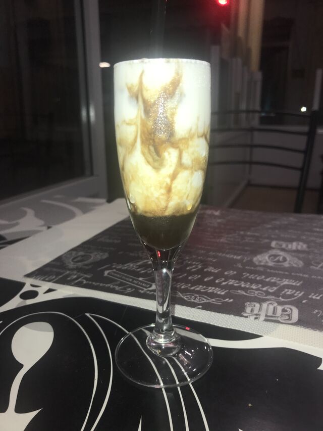 Sorbetto Galaxy: liquore alla liquerizia, gelato al limone, polvere di liquerizia