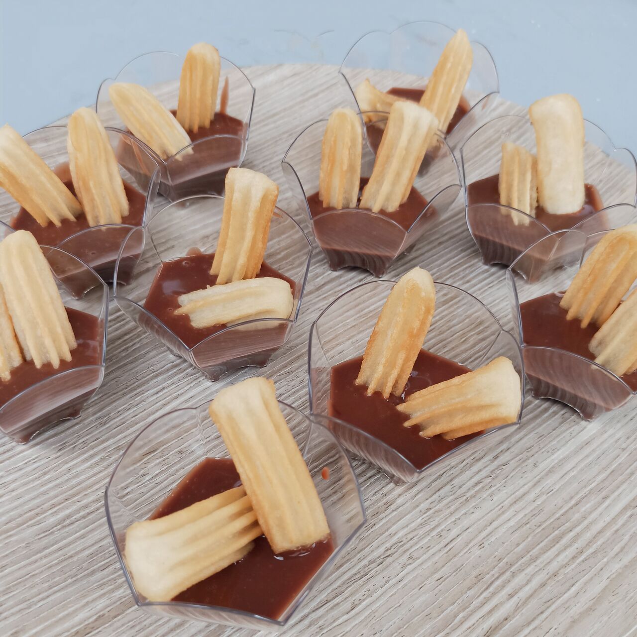 Recena dulce: chupitos de chocolate con minichurros y minigofres