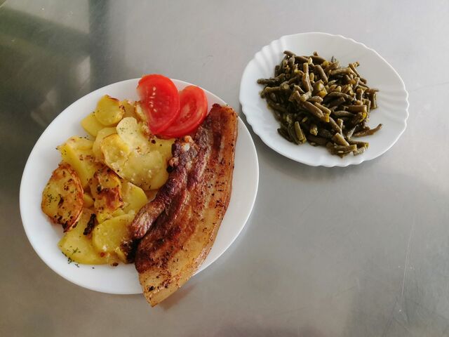 Carsko meso na žaru s pečenim krumpirima i salatom od mahuna