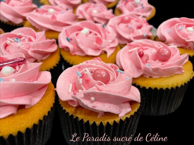 cupcakes gateau vanille coeur nutella , et gateau vanille coeur fruits rouges . avec une crème légère parfumée a la vanille . 