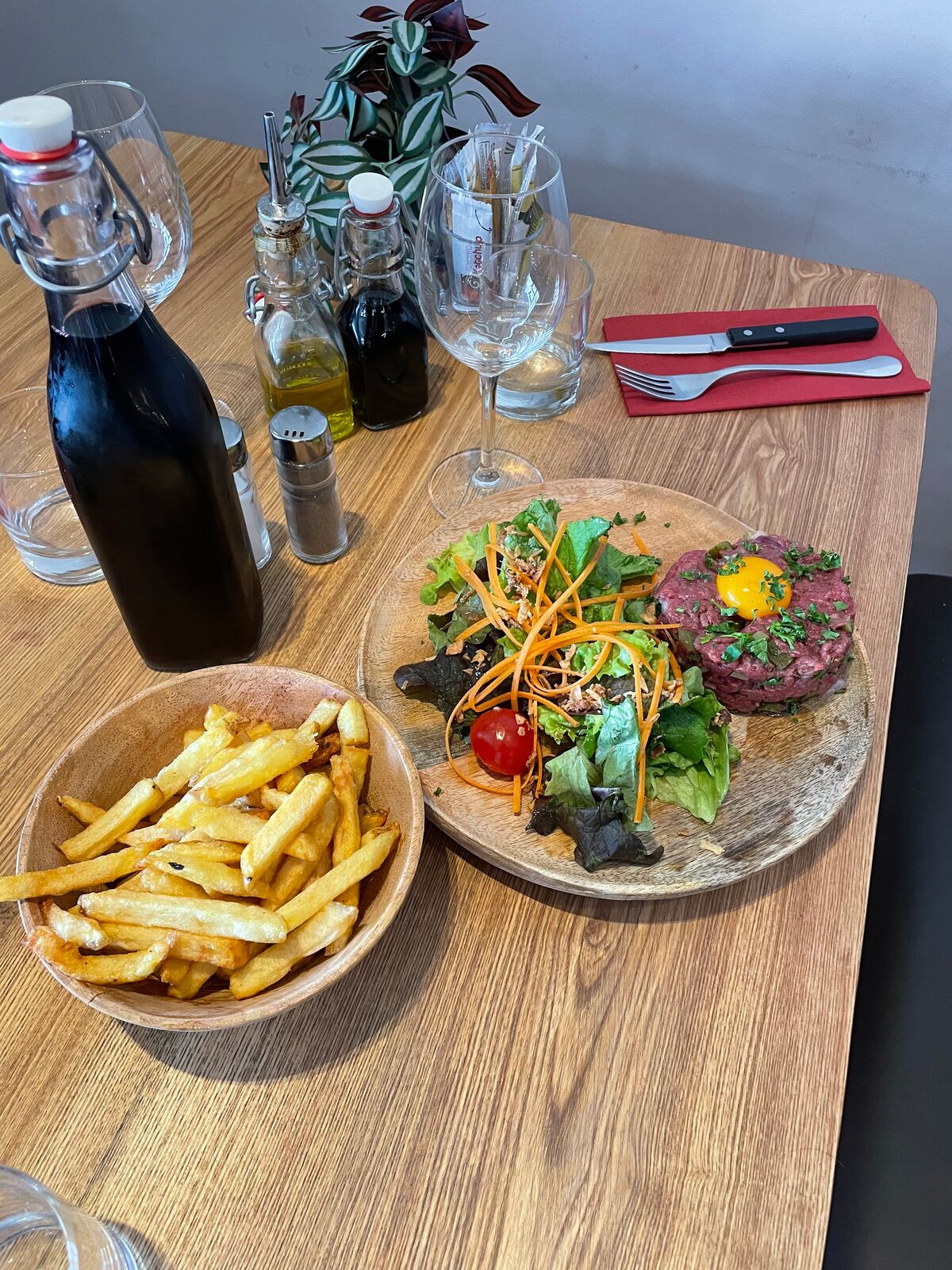 Notre assiette de tartare avec ses frites maison et un pichet de vin pour accompagner le tout.