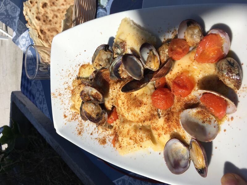 un piatto con le vongole..........ottimo direi !