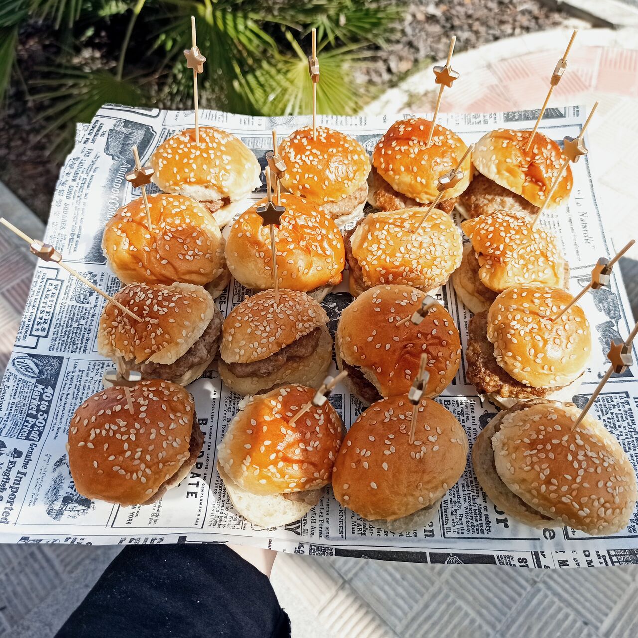 Hamburguesitas de secreto ibérico con salsa picantona de la casa