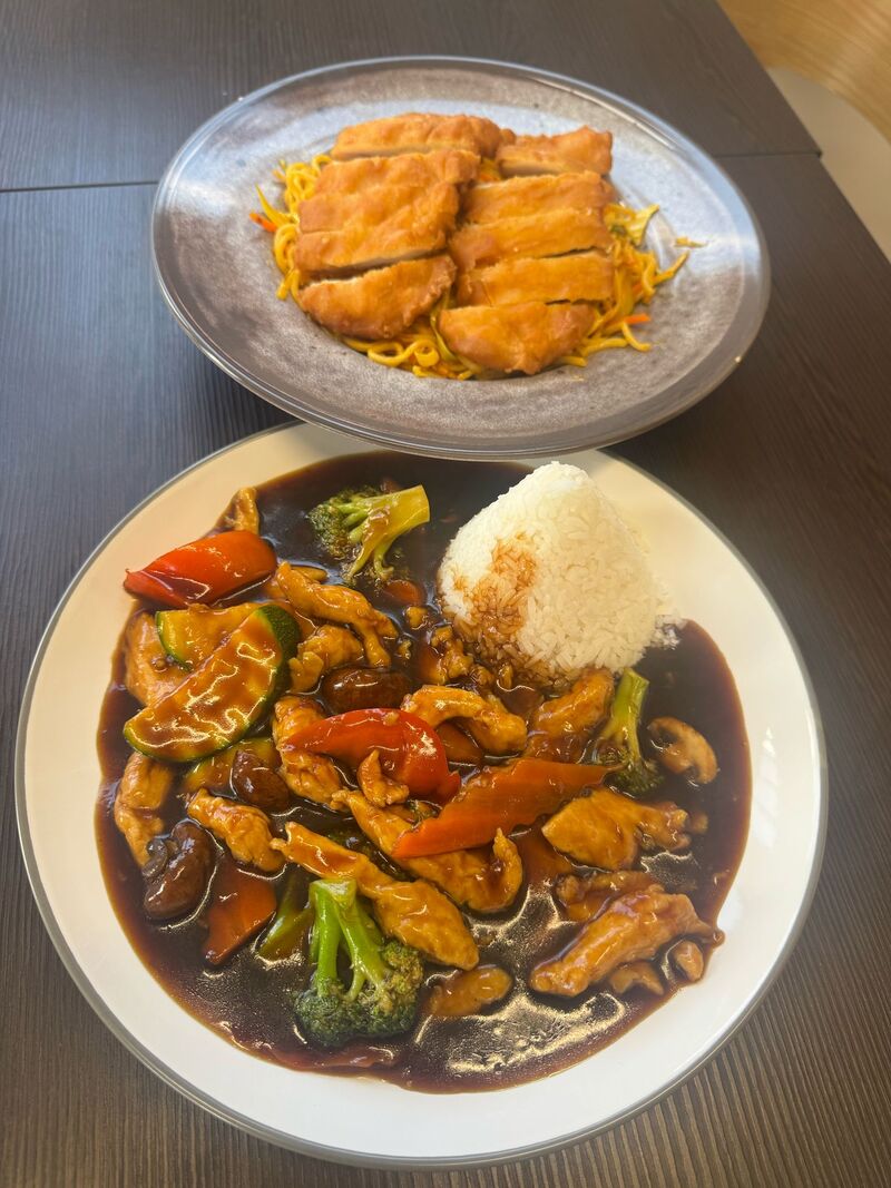 Chopsuey Sauce mit Reis und Hühnerfleisch