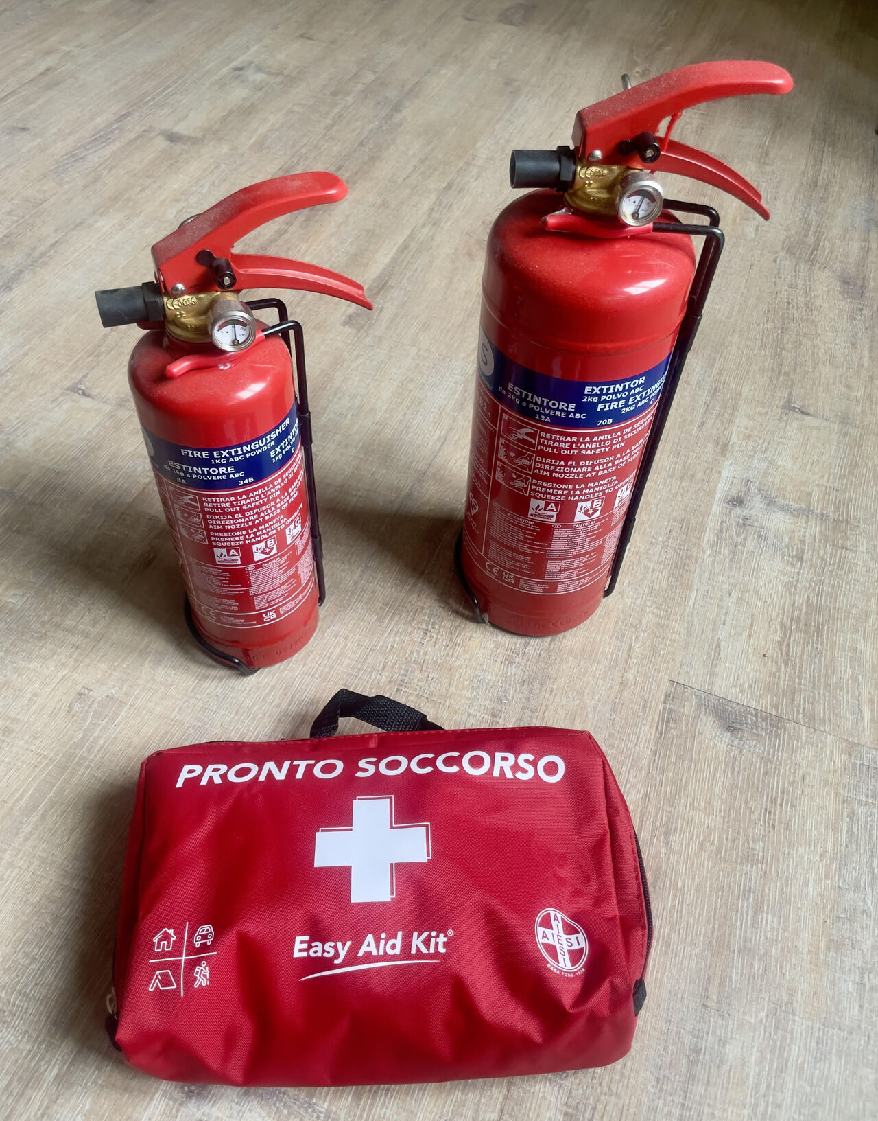 Kit pronto soccorso ed estintori /First Aid Kit & Fire Extinguishers