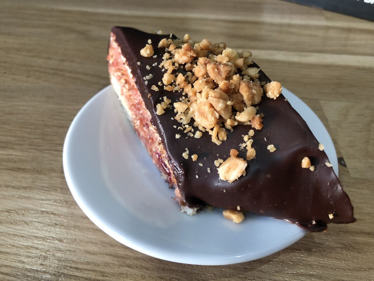 Roulé à la confiture de Fraises, nappé au Chocolat et Ses Cacahuètes 