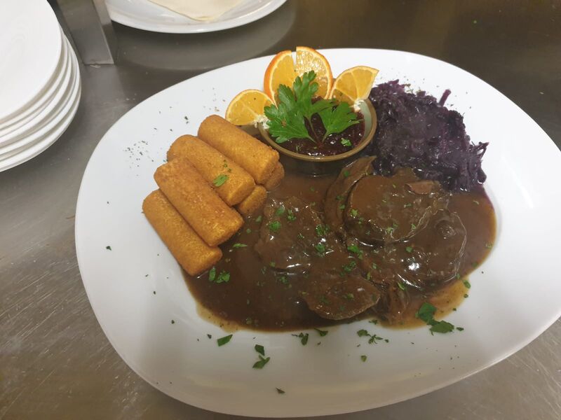 Hirschbraten, Blaukraut und Kroketten 